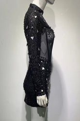 Schwarzes Partykleid mit Perlen und langen Ärmeln